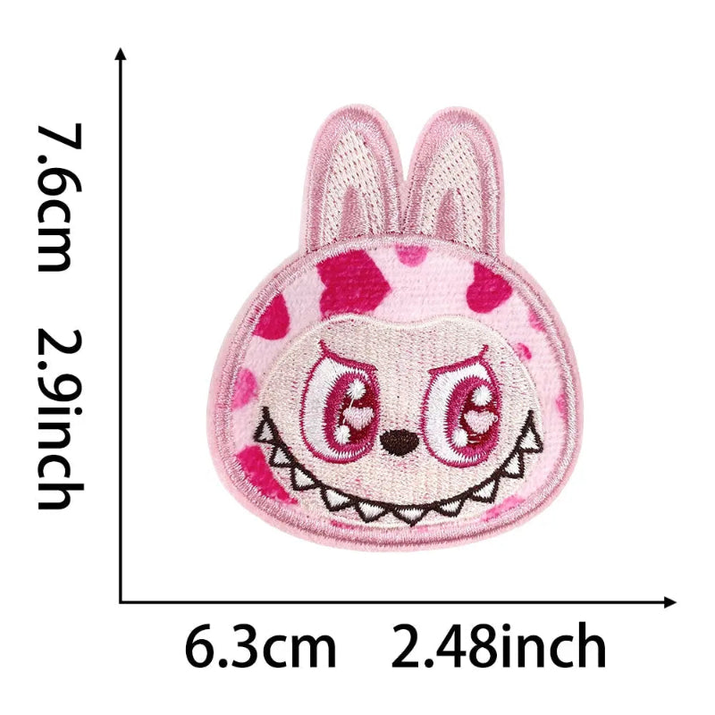 Pink Labubu Leopard embroidery patch with adhesive Clpatch huge range of embroidery patch
ピンクのラブブヒョウ刺繍パッチパッチ 刺繍の幅広い範囲
Pinker Labubu-Leoparden-Stickaufnäher. Aufnäher. Riesige Auswahl an Stickereien.
