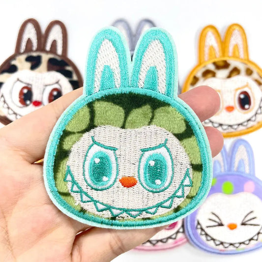Green Watermelon Pattern Summer Labubu Embroidered Patch with adhesive Clpatch   huge range of embroidery patch
Bestickter Aufnäher mit grünem Wassermelonenmuster, Sommer-Labubu, mit selbstklebendem Clpatch, riesige Auswahl an Stickaufnähern
緑のスイカ柄サマーラブブ刺繍パッチ（粘着式クラップパッチ付き） 刺繍パッチの豊富な品揃え