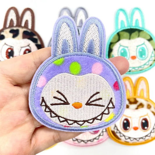 Purple Labubu Polka Dots embroidery patch Clpatch   huge range of embroidery patch
Lilafarbener Labubu Polka Dots-Stickaufnäher Clpatch   riesige Auswahl an Stickaufnähern
パープルラブブ水玉模様の刺繍パッチ クラップパッチ 刺繍パッチの豊富な品揃え