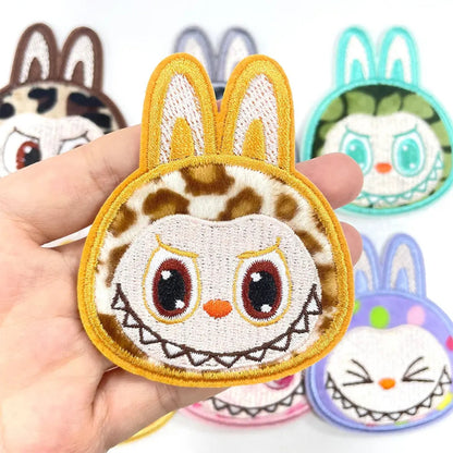 Yellow Labubu leopard print embroidered patch with adhesive Clpatch   huge range of embroidery patch
黄色のLabubuヒョウ柄刺繍パッチ（粘着剤付き）Clpatch 刺繍パッチの豊富な品揃え
Gelber Labubu-Aufnäher mit Leopardenmuster und selbstklebender Stickerei, Clpatch, große Auswahl an Stickerei-Aufnähern