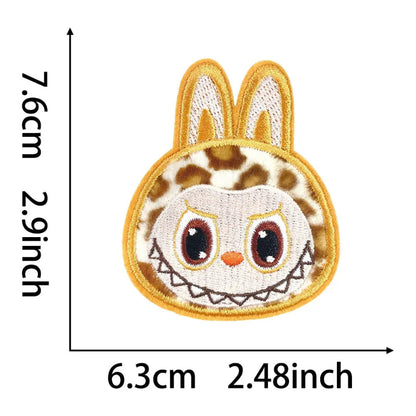 Yellow Labubu leopard print embroidered patch with adhesive Clpatch   huge range of embroidery patch
黄色のLabubuヒョウ柄刺繍パッチ（粘着剤付き）Clpatch 刺繍パッチの豊富な品揃え
Gelber Labubu-Aufnäher mit Leopardenmuster und selbstklebender Stickerei, Clpatch, große Auswahl an Stickerei-Aufnähern