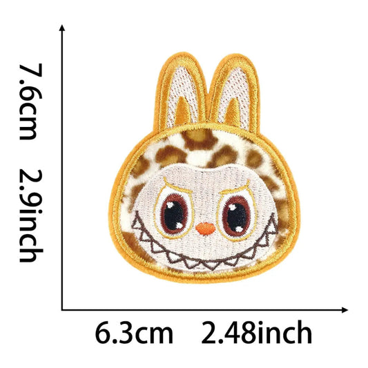 Yellow Labubu leopard print embroidered patch with adhesive Clpatch   huge range of embroidery patch
黄色のLabubuヒョウ柄刺繍パッチ（粘着剤付き）Clpatch 刺繍パッチの豊富な品揃え
Gelber Labubu-Aufnäher mit Leopardenmuster und selbstklebender Stickerei, Clpatch, große Auswahl an Stickerei-Aufnähern